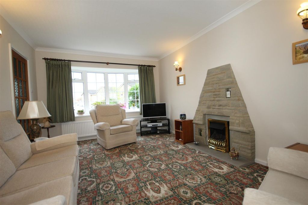 Property photo 3 of 16 Lounge