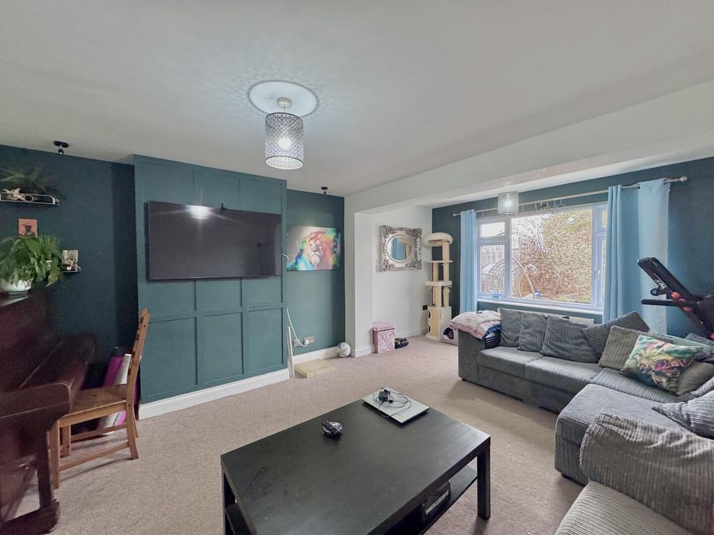 Property photo 3 of 19 Living Room