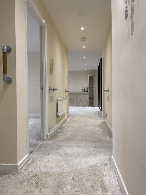 Property photo 3 of 11 Hallway