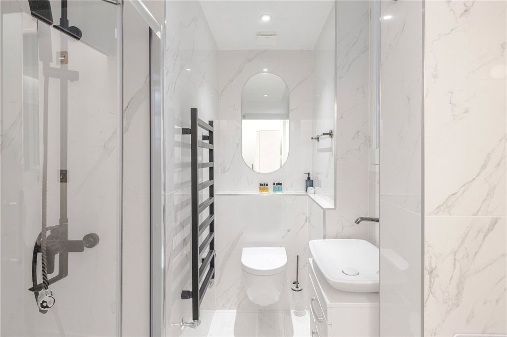 Property photo 3 of 21 En-Suite