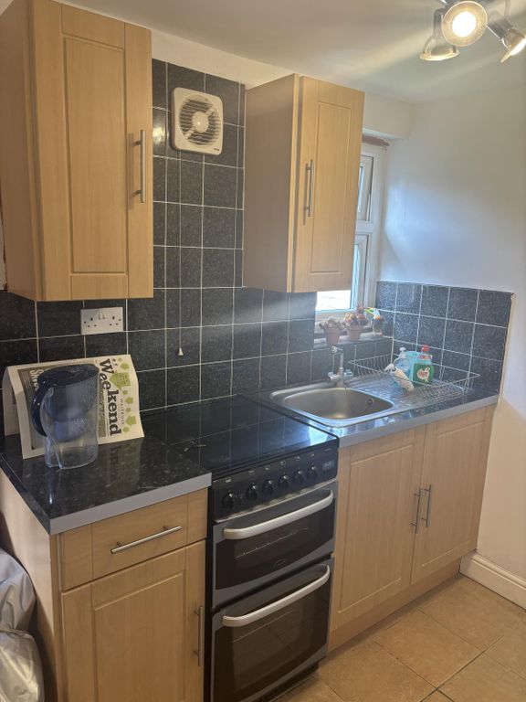 Property photo 1 of 6 Bills Included! One Bed Furnished Ground Floor Maisonette