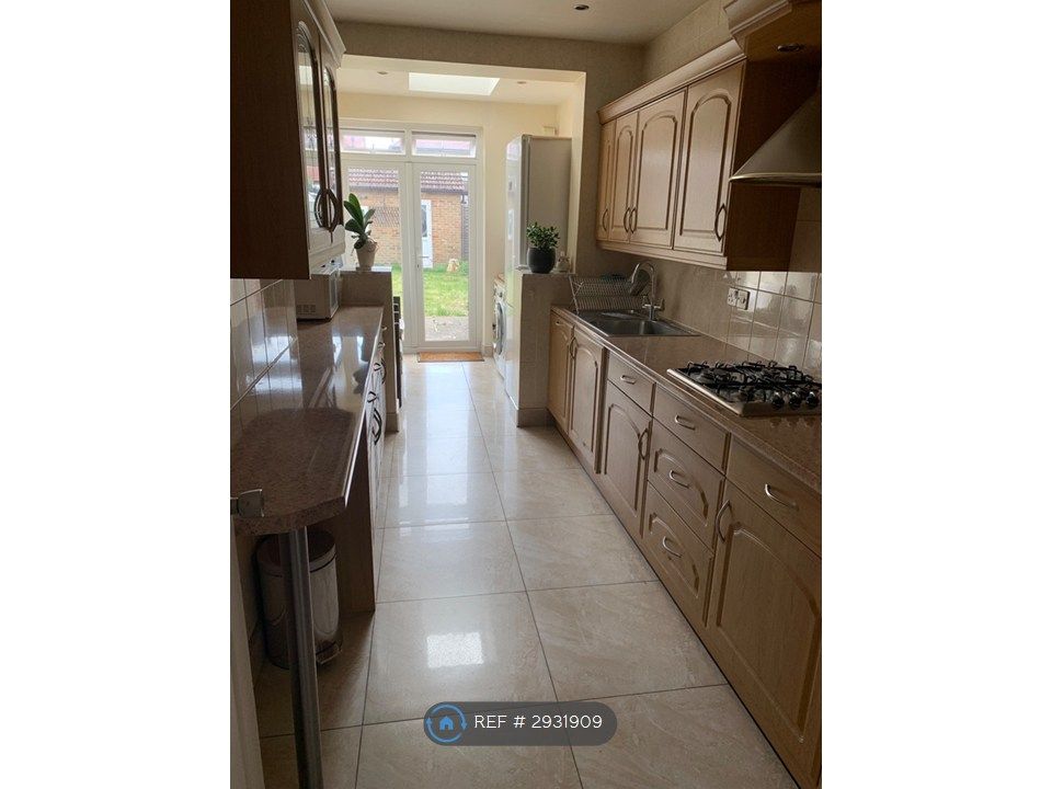 Property photo 3 of 11 Kitchen