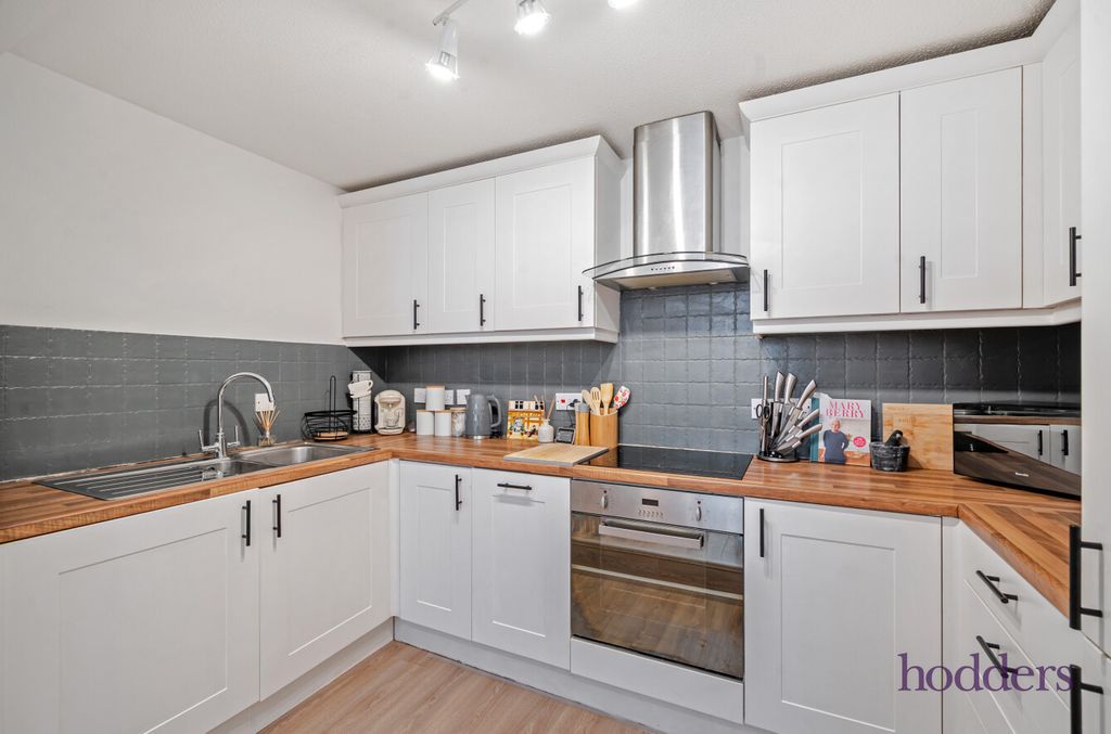 Property photo 2 of 18 0Ebce230-A3cd-408...