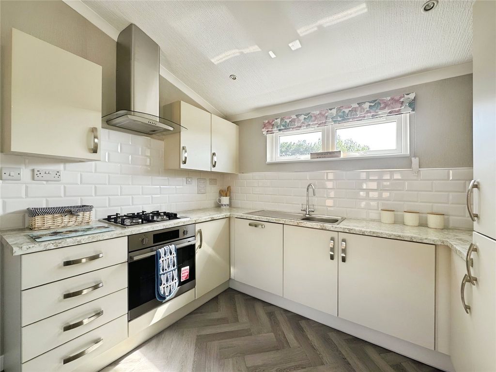 Property photo 3 of 10 Kitchen