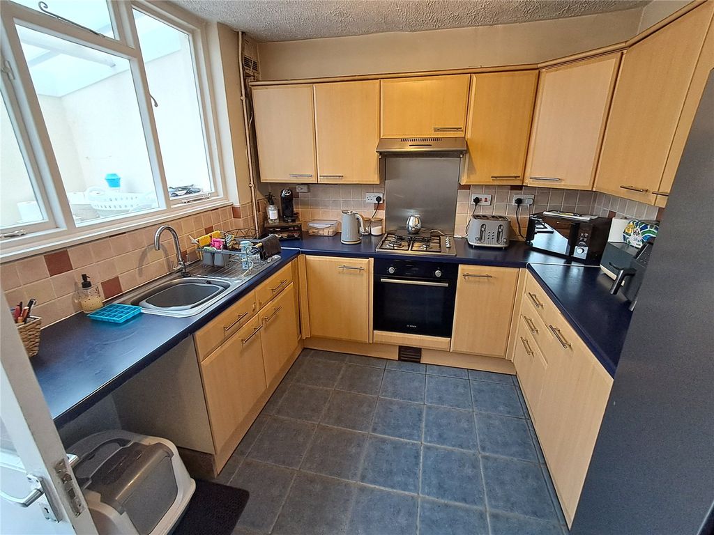 Property photo 3 of 17 Kitchen