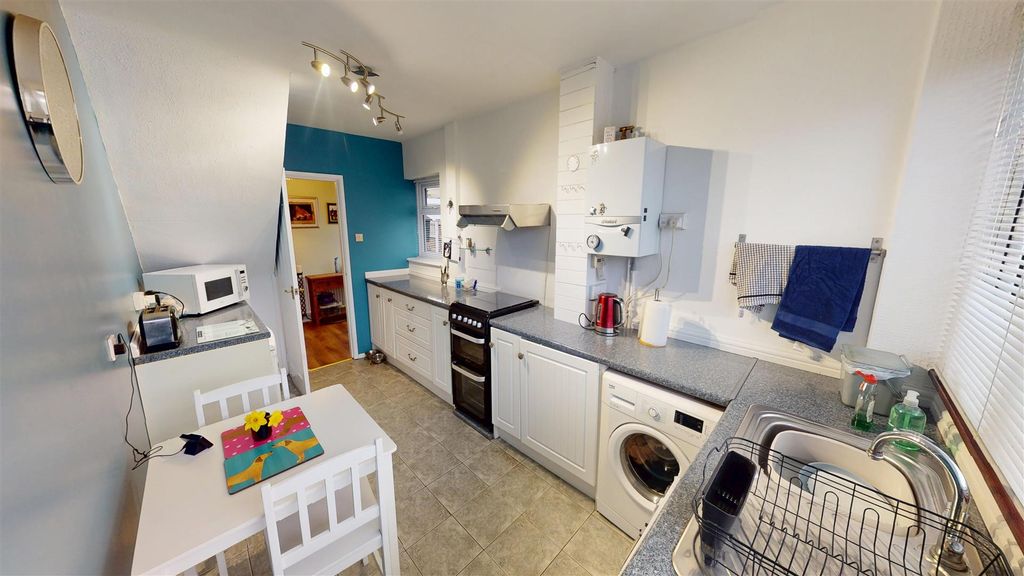 Property photo 3 of 28 Falkland Drive Kitchen