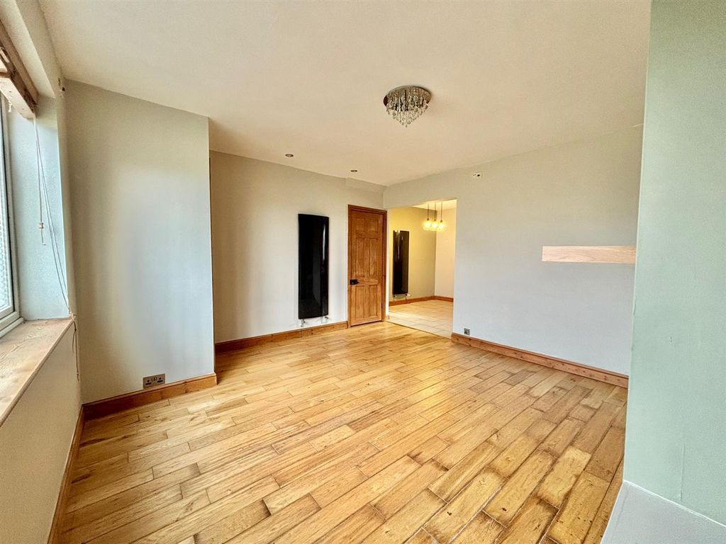 Property photo 3 of 21 Lounge