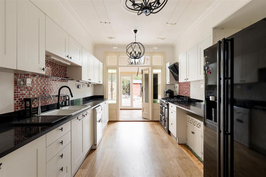 Property photo 3 of 18 Essex Road, E10