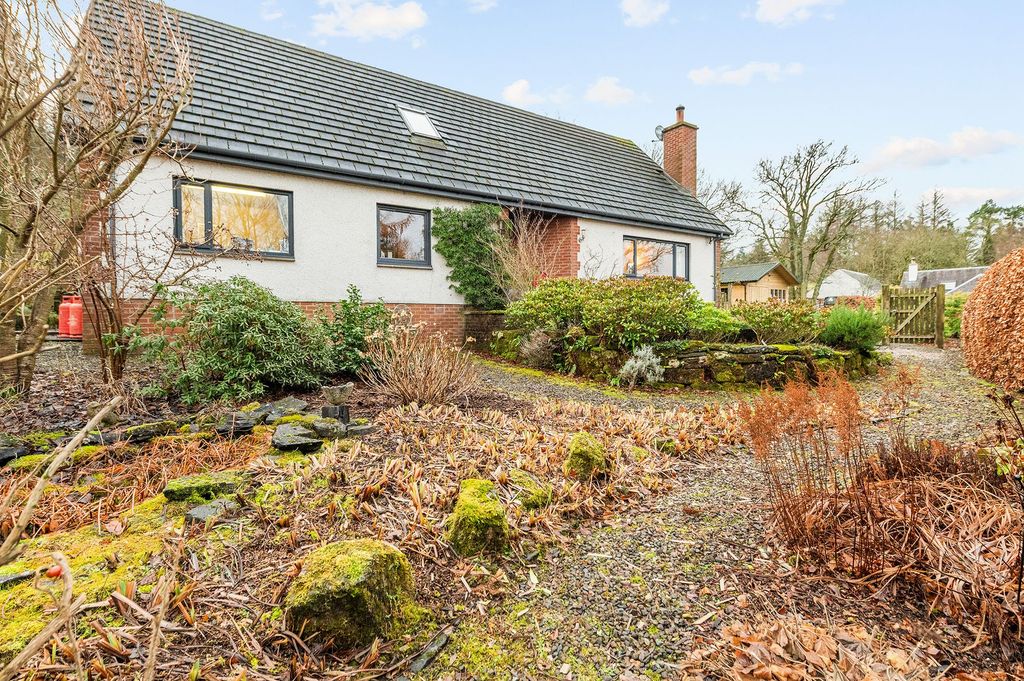 Property photo 2 of 28