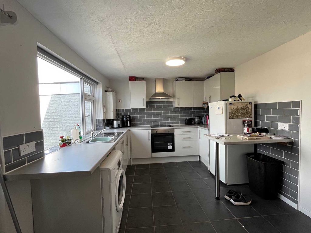 Property photo 1 of 6 Kitchen