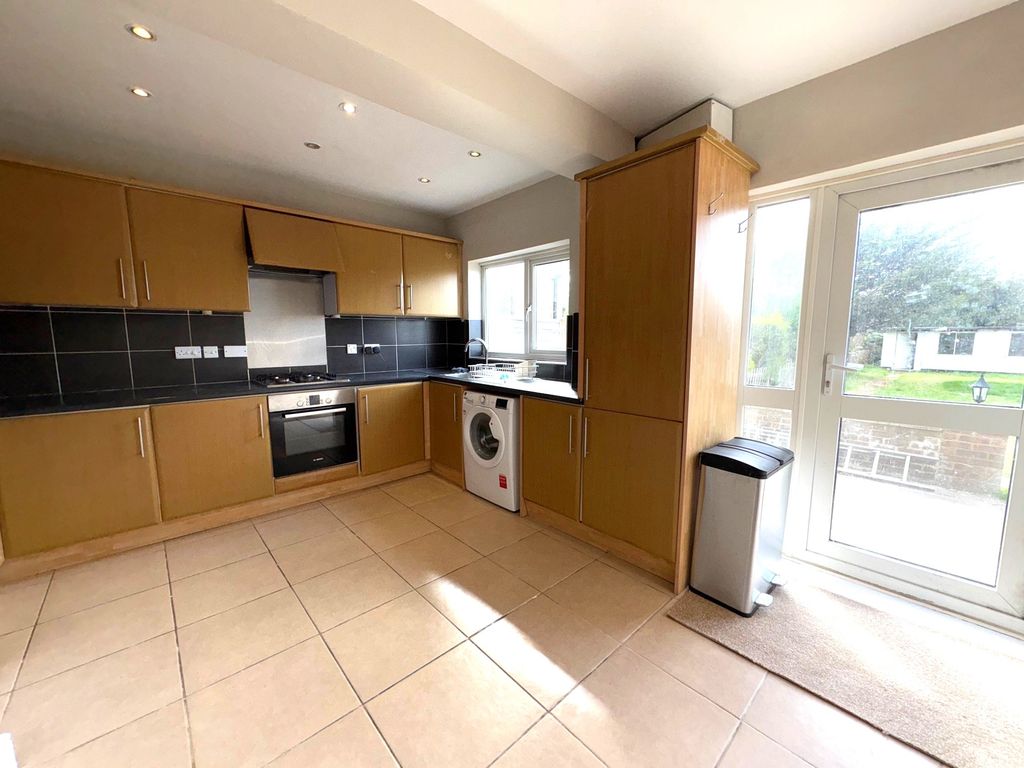 Property photo 2 of 16 60Tregennaavekitchen
