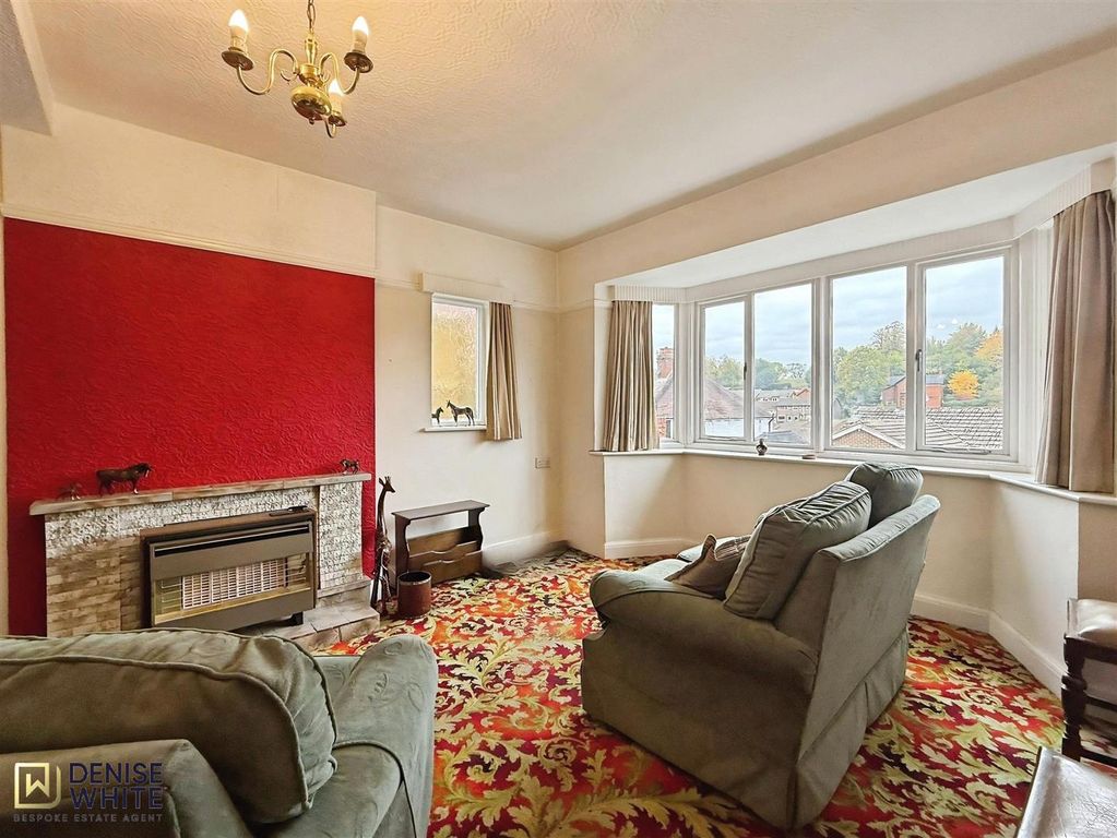 Property photo 3 of 18 Lounge