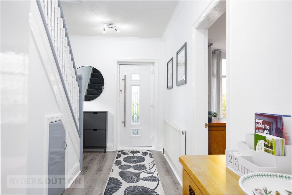 Property photo 3 of 35 Entrance Hall