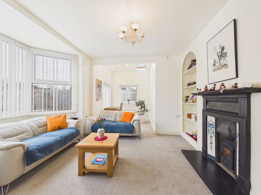 Property photo 3 of 15 Lounge