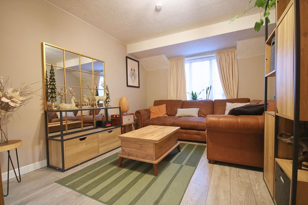 Property photo 2 of 10 liv2 (32).Jpg