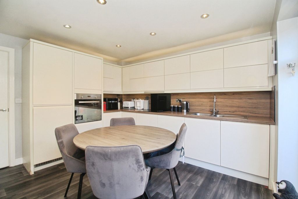 Property photo 3 of 12 Breakfast Kitchen