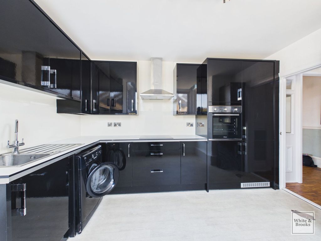 Property photo 3 of 10 Kitchen