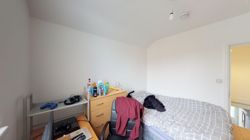 Property photo 1 of 10 A Simple And Functional Single Bedroom Featuring A...