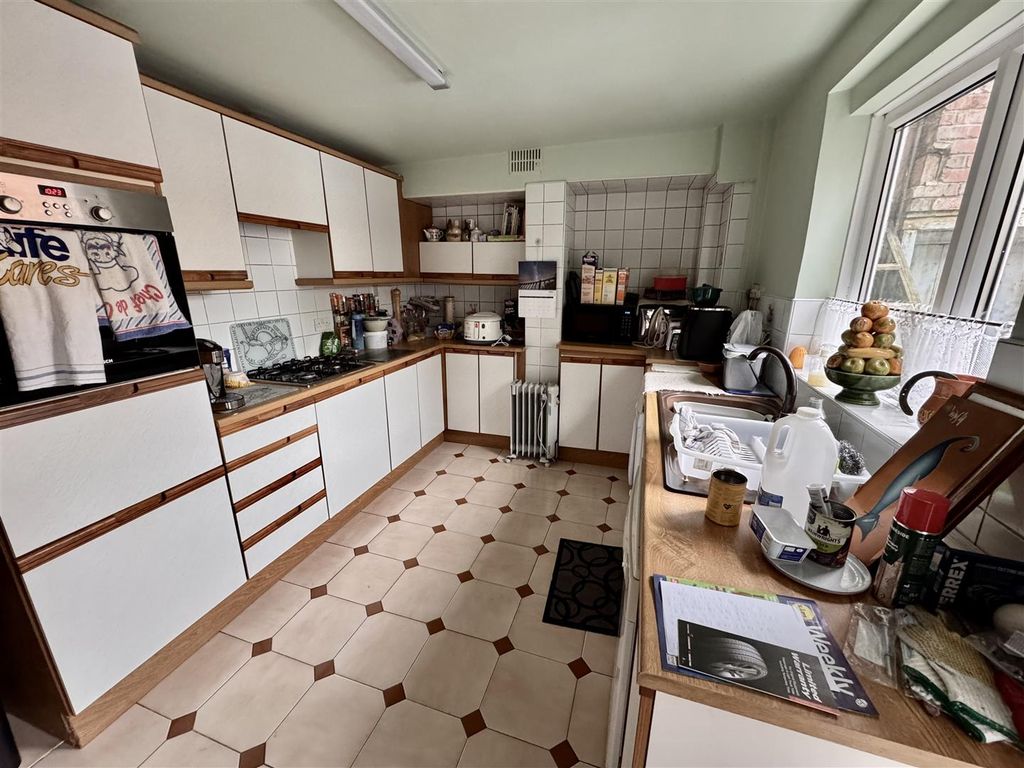 Property photo 3 of 18 Kitchen