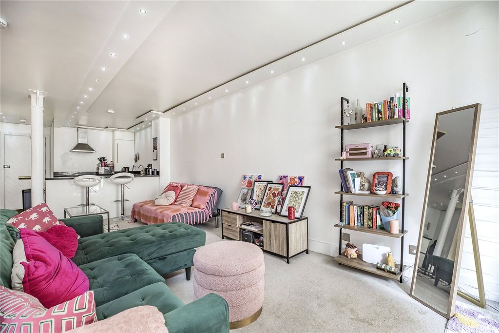 Property photo 2 of 19 Reception/Kitchen