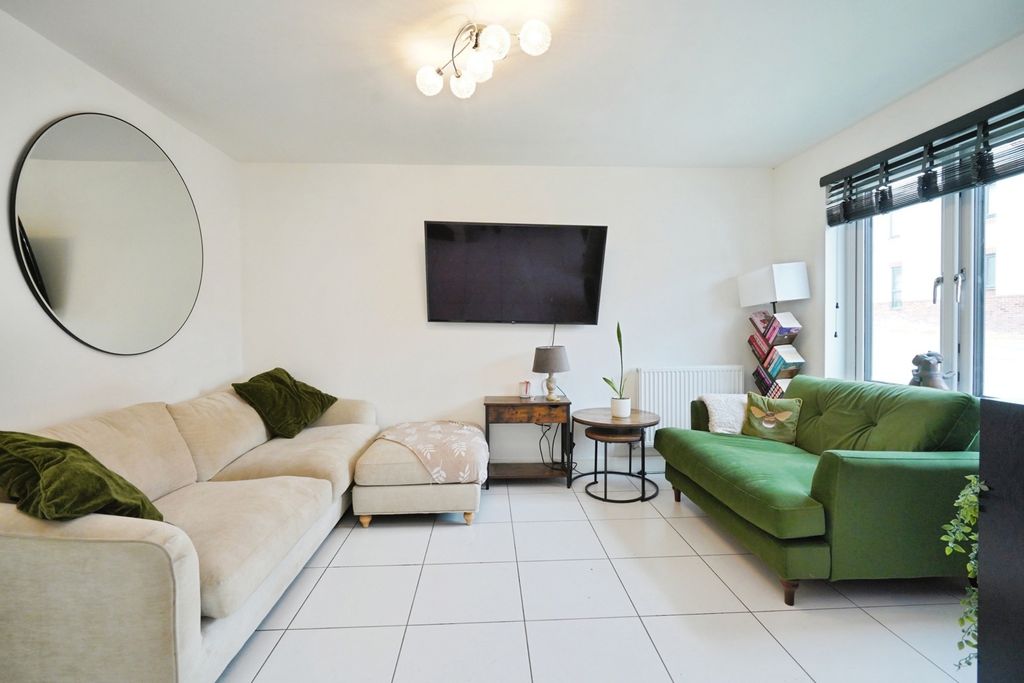 Property photo 2 of 18 Lounge