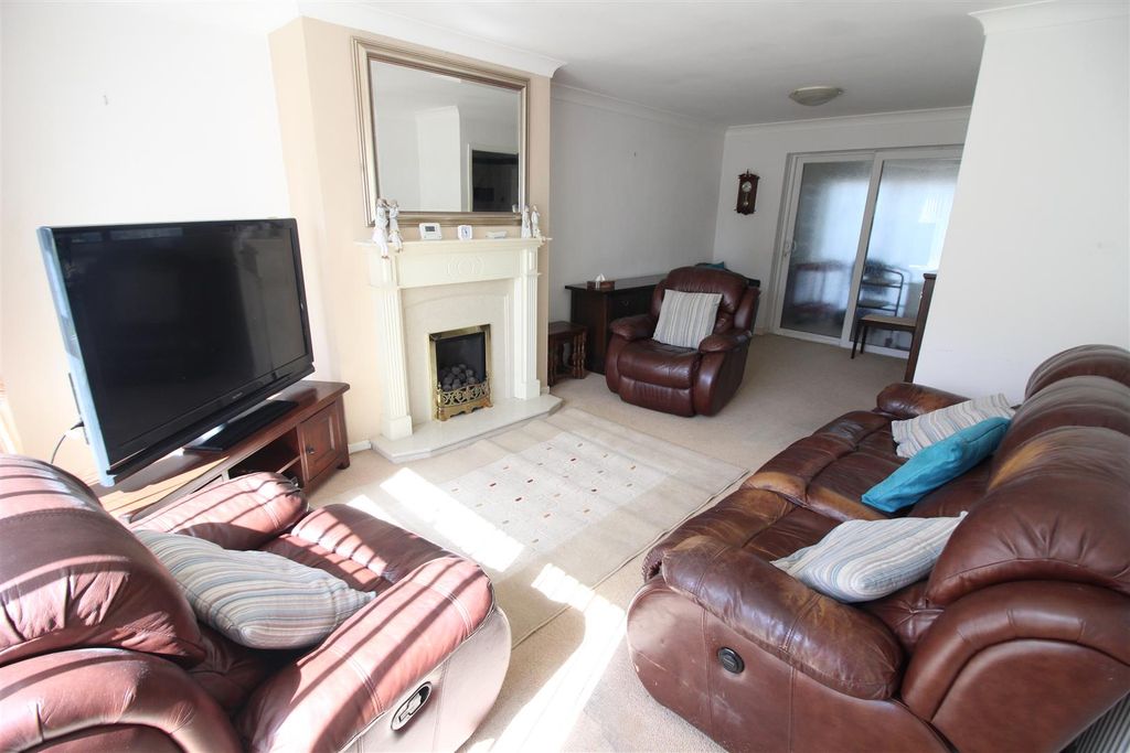 Property photo 3 of 28 Lounge