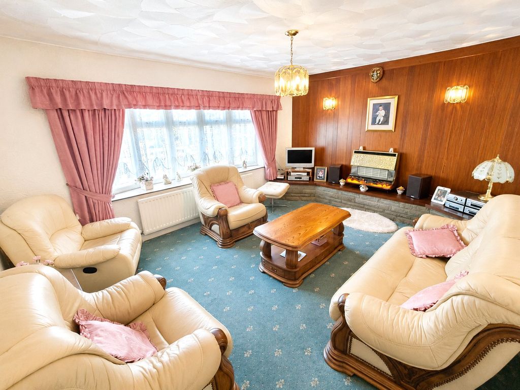 Property photo 2 of 19 Lounge
