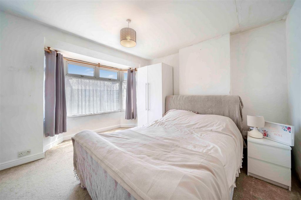 Property photo 3 of 10 15 Sherrington Rd-15.Jpg