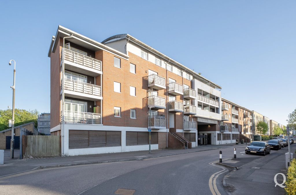 Property photo 1 of 23 04Aea258-6E89-43d...