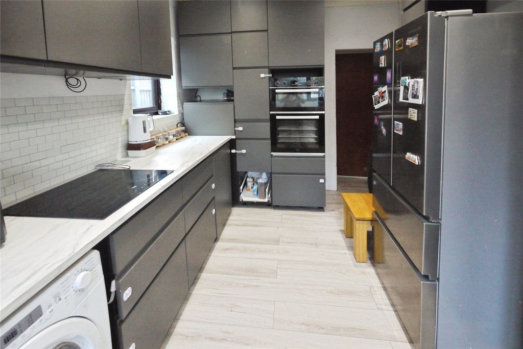 Property photo 3 of 9 Kitchen