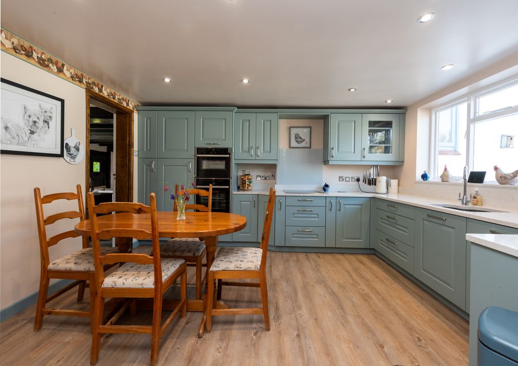 Property photo 3 of 32 Kitchen/Breakfast