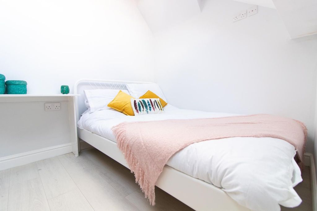 Property photo 3 of 11 A Bright And Cozy Double Bedroom, Perfect For Stud...