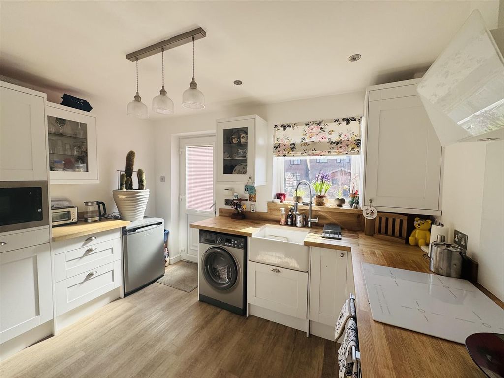 Property photo 2 of 10 Kitchen