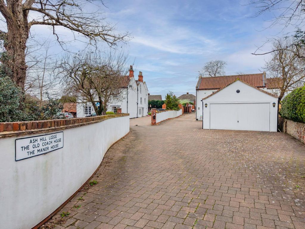 Property photo 3 of 54 Driveway