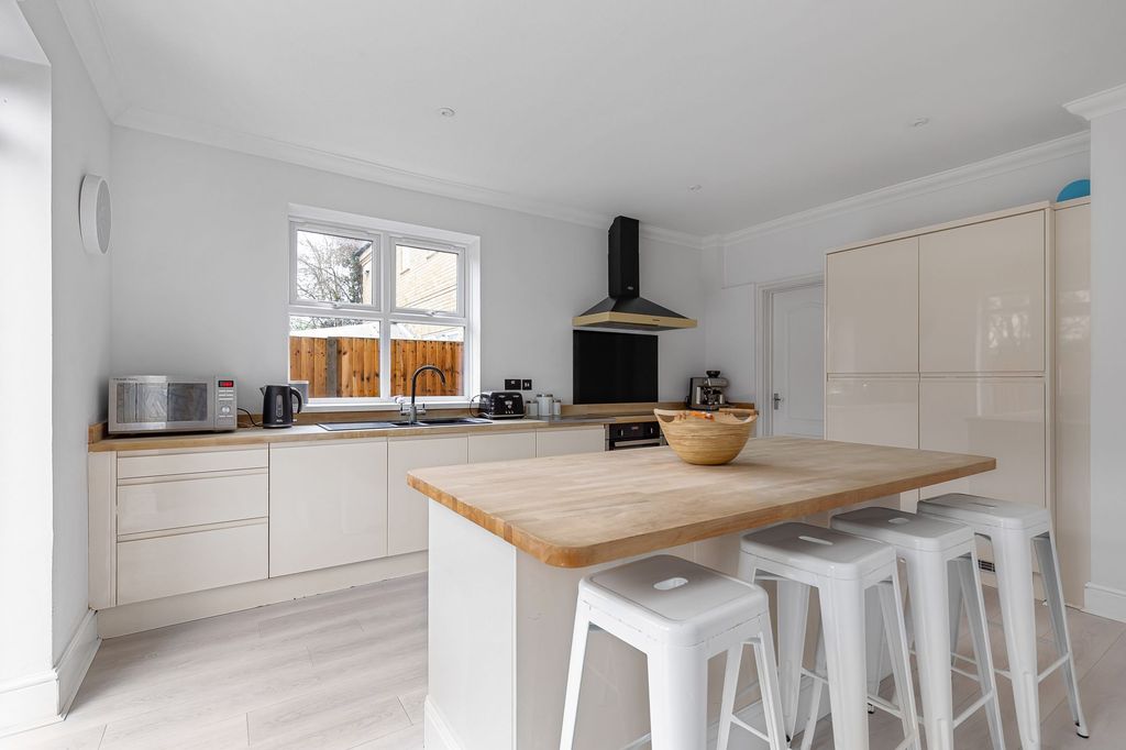 Property photo 3 of 32