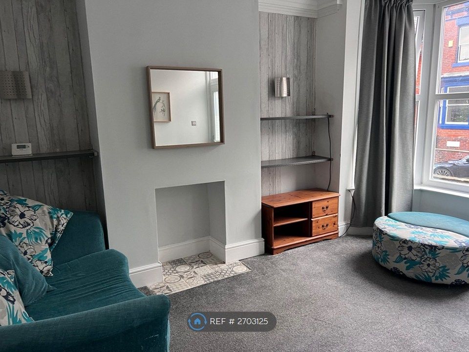 Property photo 3 of 13 Large Cosy Living Room