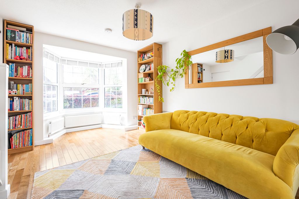 Property photo 3 of 12 Lounge 2