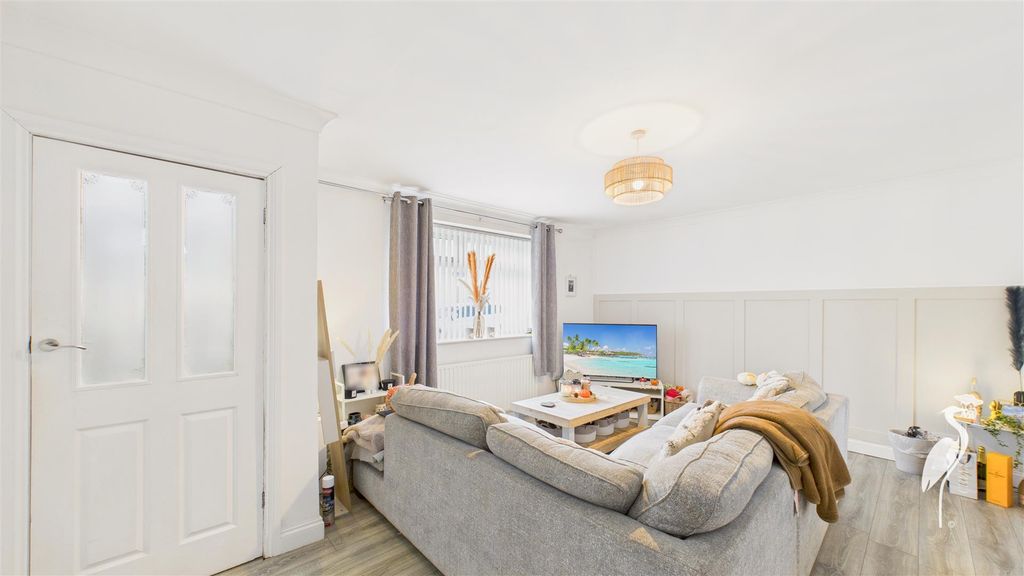 Property photo 2 of 16 Lounge