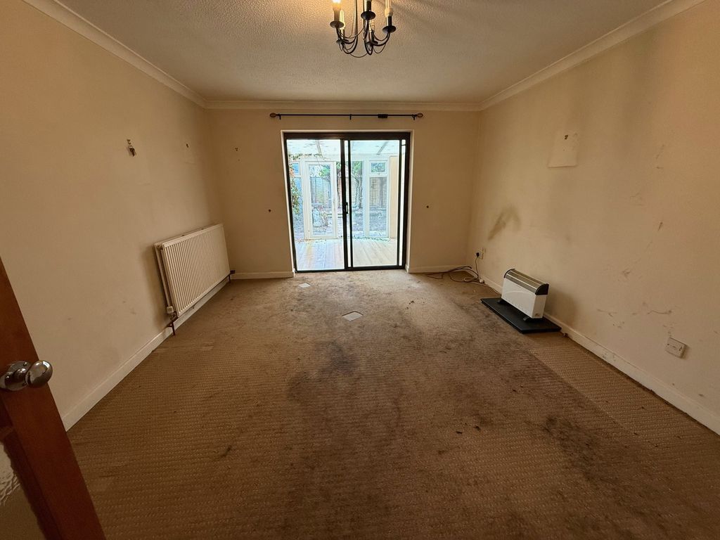 Property photo 3 of 12 Lounge