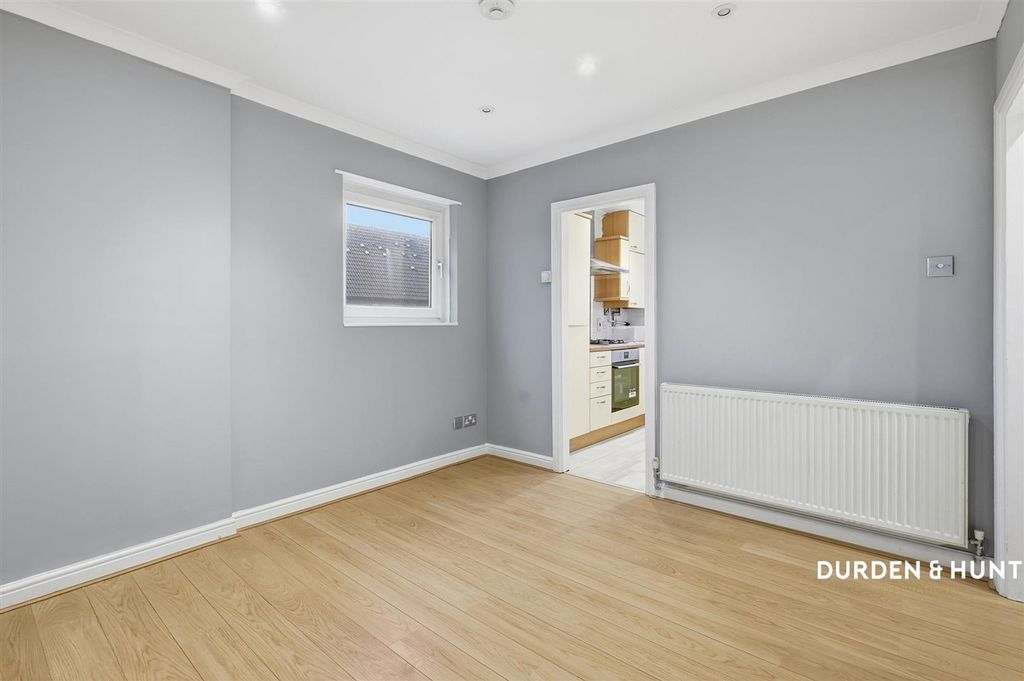 Property photo 3 of 11 Albert Road