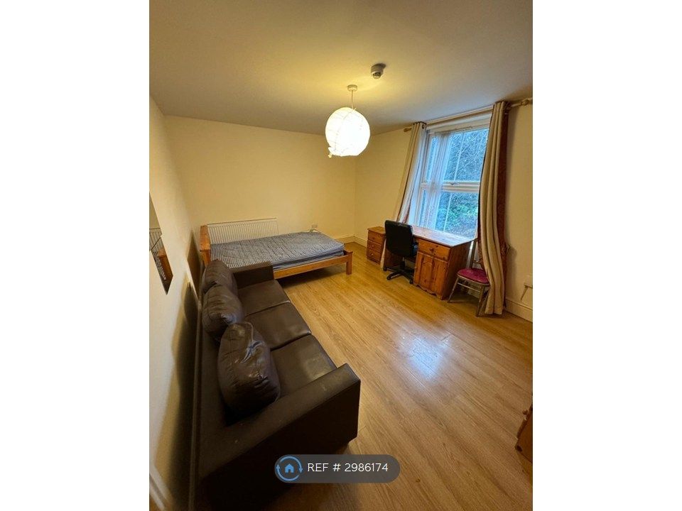 Property photo 3 of 4 Room 2
