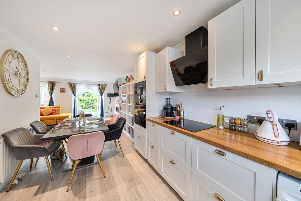 Property photo 3 of 21 1484638-13-6A4396...