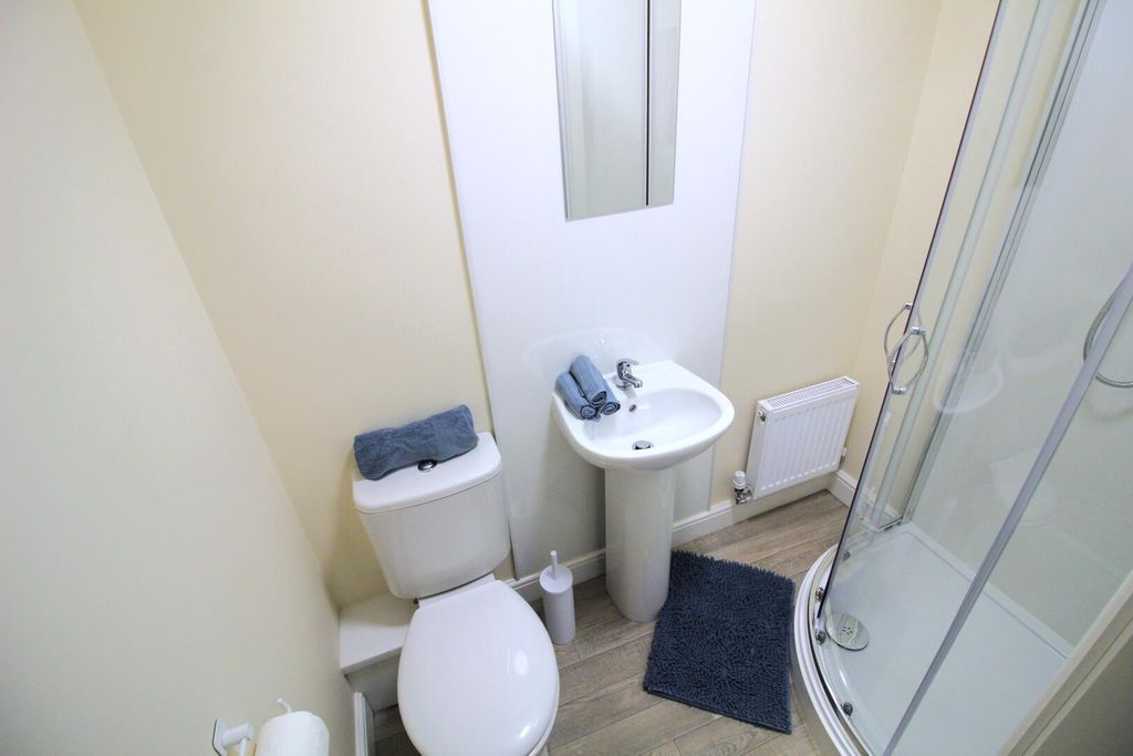 Property photo 3 of 7 Bathroom