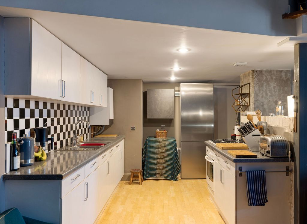 Property photo 3 of 10 Kitchen