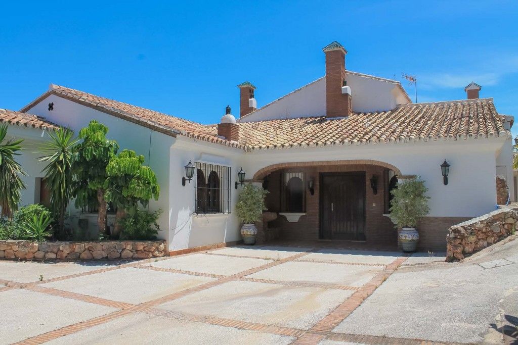 Property photo 1 of 20 Entrance Villa