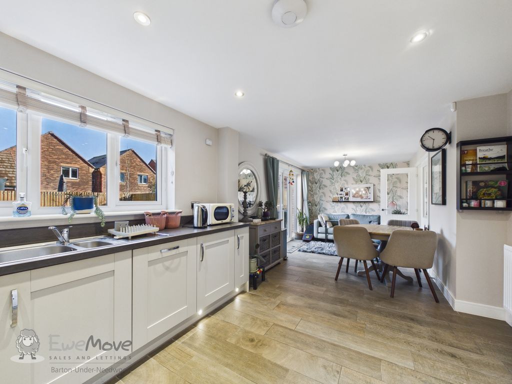 Property photo 2 of 30 Kitchen d