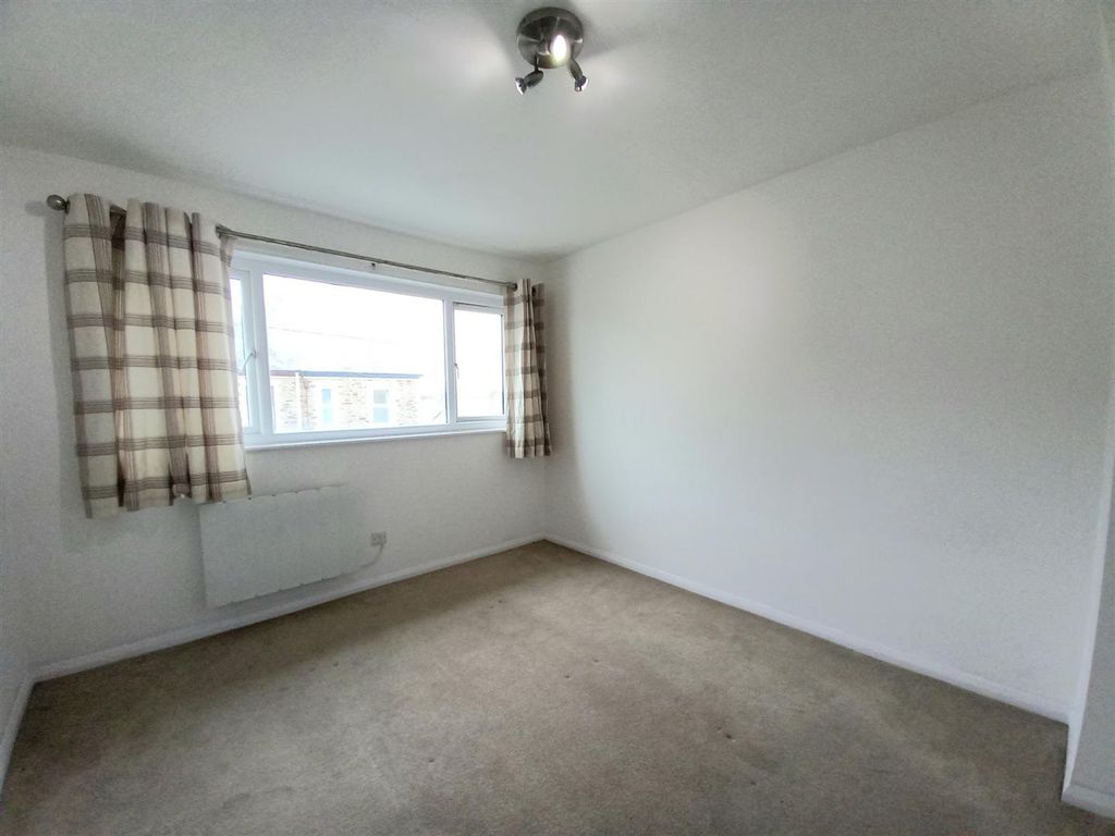 Property photo 3 of 9 12 Waterloo Tce Bed 2.Jpg