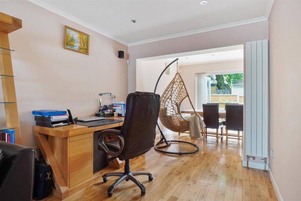 Property photo 3 of 19 Wannock Gardens Ig6 2Sh (54).Jpg