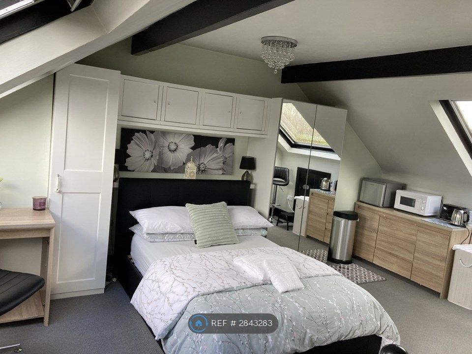 Property photo 1 of 8 Large Airy Attic Space With Ensuite