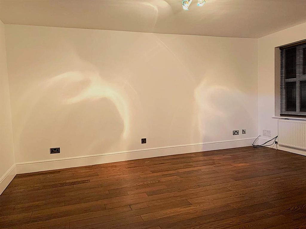 Property photo 3 of 16 Lounge